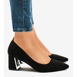 Zapatos de tacón de ante negro en el pilar L439 3