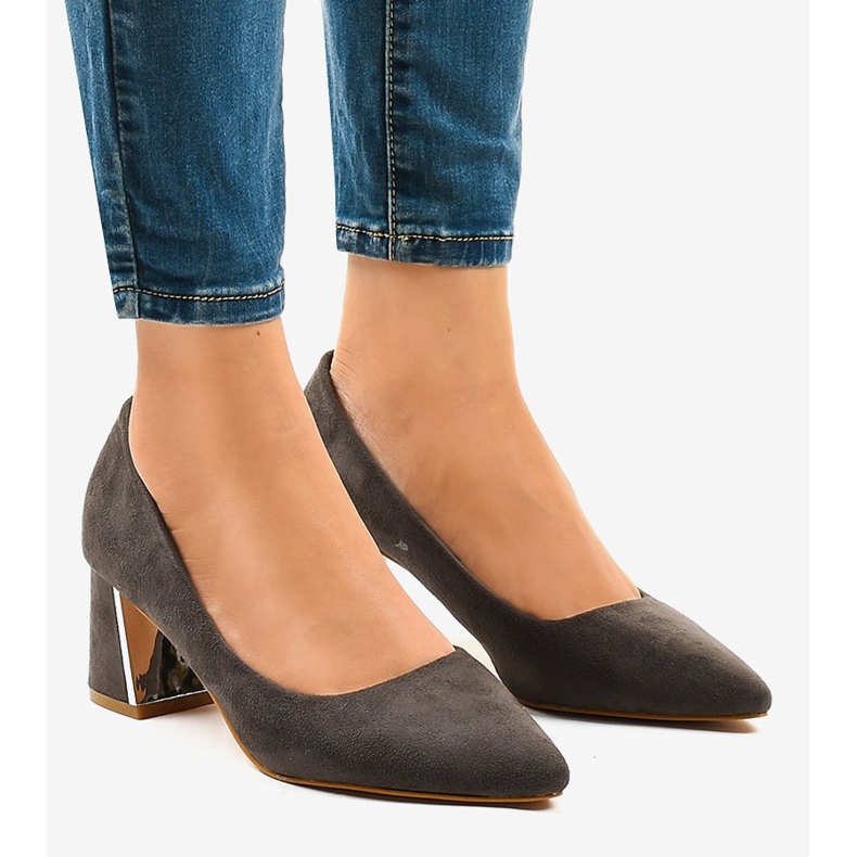 Zapatos de tacón de ante gris en el pilar L439 1