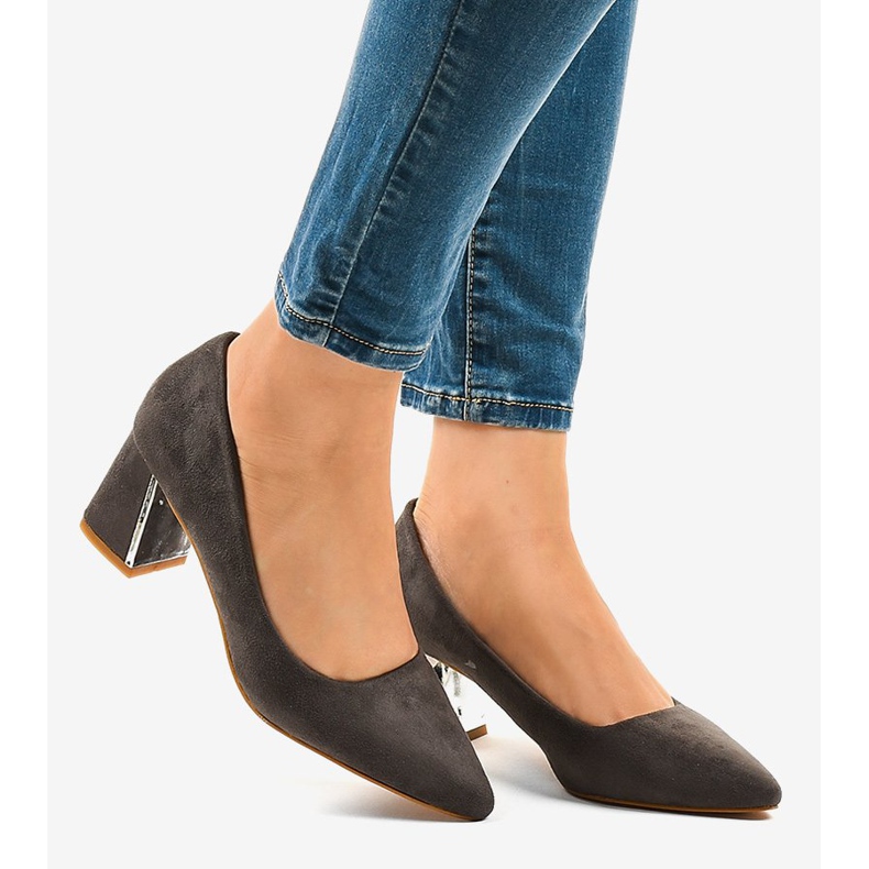 Zapatos de tacón de ante gris en el pilar L439 2