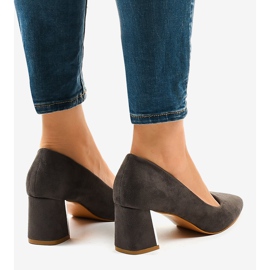 Zapatos de tacón de ante gris en el pilar L439 4