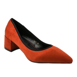 Zapatos de tacón de ante rojo en el pilar L436 1