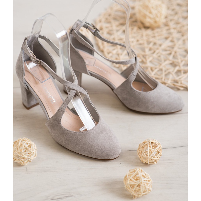 Sergio Leone Bombas con estilo en un pilar gris 2