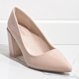 Bombas beige en el poste LE061P 1