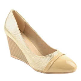 Bombas beige en la cuña TL-05 1 Bombas beige en la cuña TL-05 1
