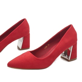 Zapatos de tacón de ante rojo en el pilar L439 1