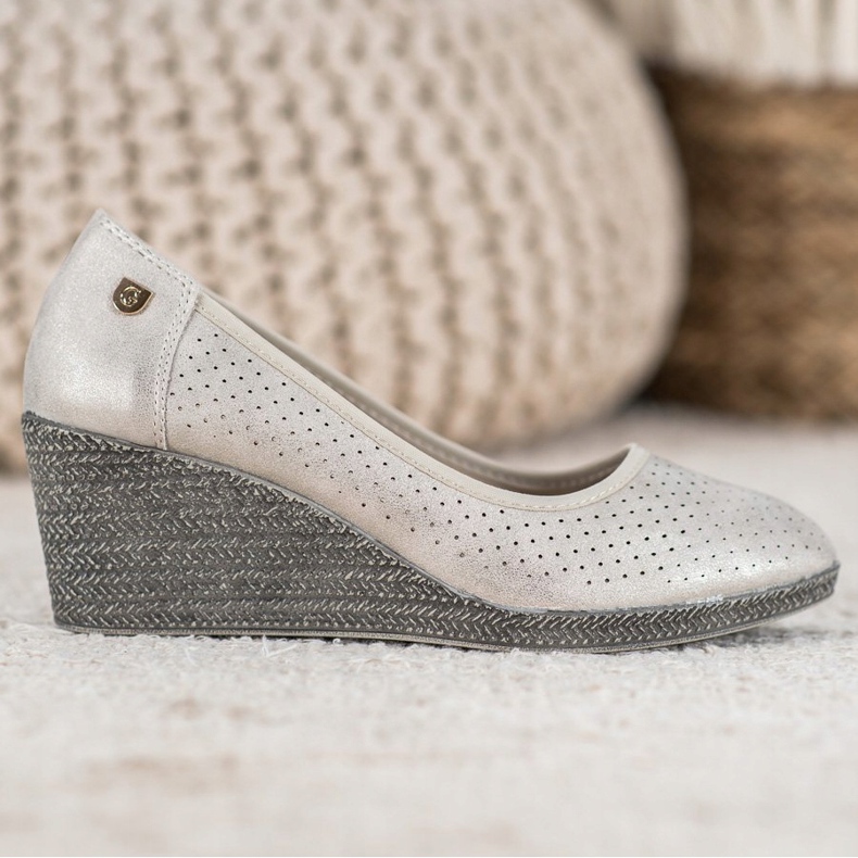 Bombas de cuña ligeras beige 1