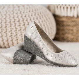 Bombas de cuña ligeras beige 2 Bombas de cuña ligeras beige 2