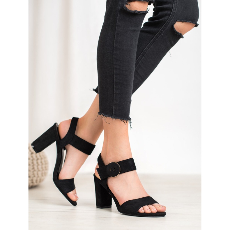 Sandalias negras en un bar VINCEZA negro 2