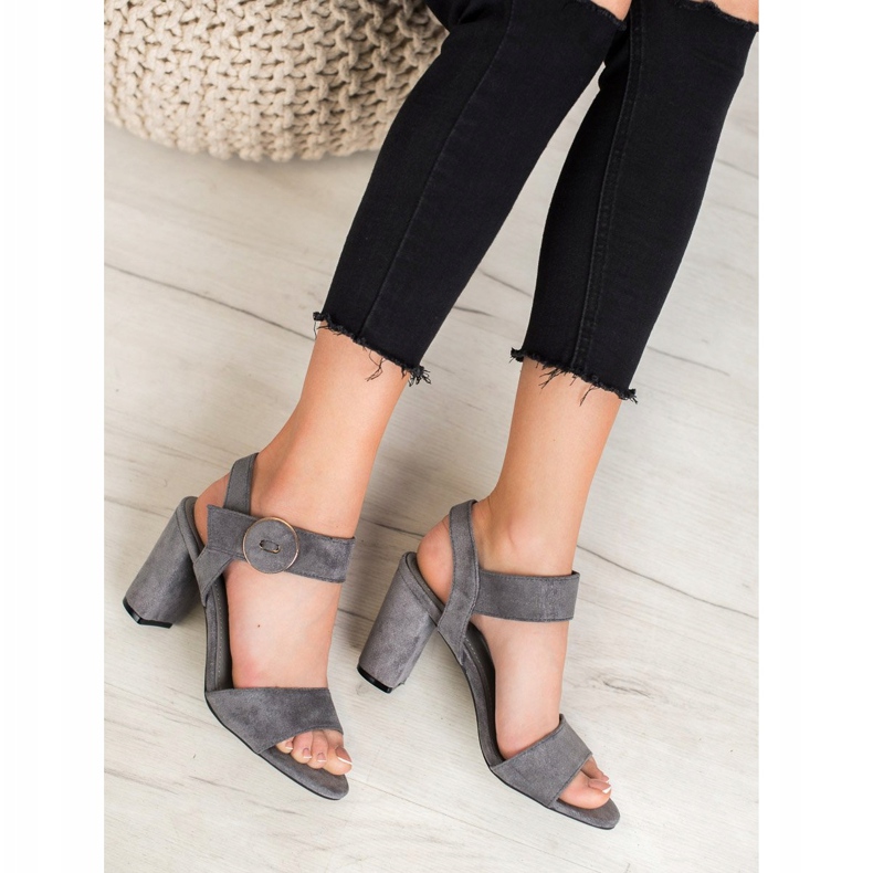 Sandalias grises en el bar VINCEZA 1