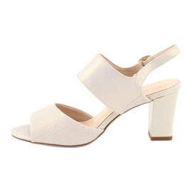 Sergio Leone Sandalias de beige de perlas para mujeres SK778 en la publicación 2