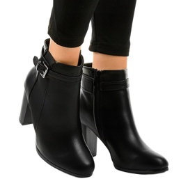 Botas negras en el poste con un elástico F815-2 negro 1