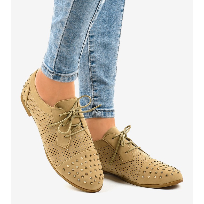 Zapato calado beige con tachuelas MJ1125 2