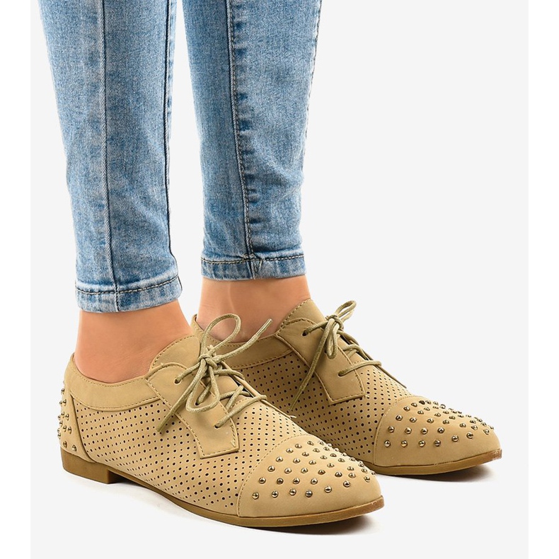 Zapato calado beige con tachuelas MJ1125 1 Zapato calado beige con tachuelas MJ1125 1