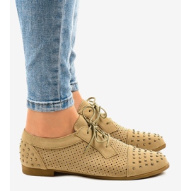 Zapato calado beige con tachuelas MJ1125 3