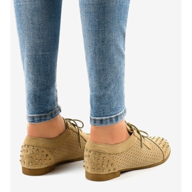 Zapato calado beige con tachuelas MJ1125 4