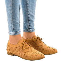 Zapato marrón calado con tachuelas MJ1125 1 Zapato marrón calado con tachuelas MJ1125 1