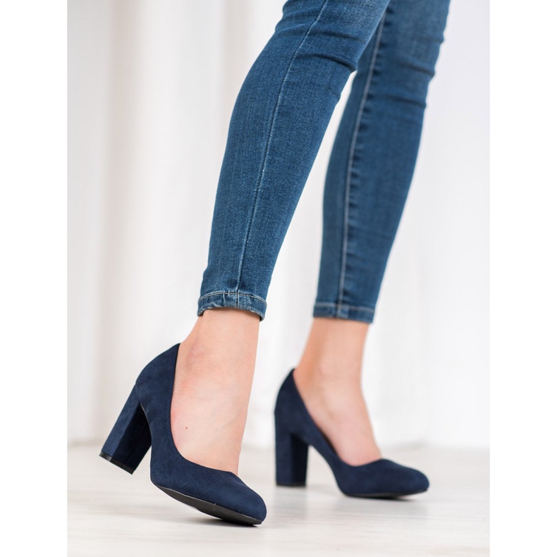 SHELOVET Bombas clásicas en un pilar azul 2 SHELOVET Bombas clásicas en un pilar azul 2