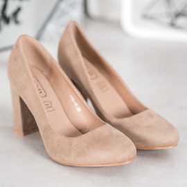 SHELOVET Bombas clásicas en un pilar beige 1
