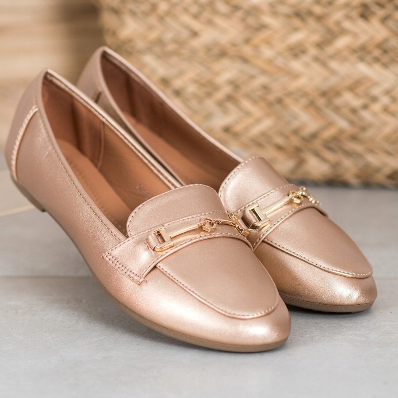 Clowse Calzado de cuero ecológico con estilo dorado 2 Clowse Calzado de cuero ecológico con estilo dorado 2