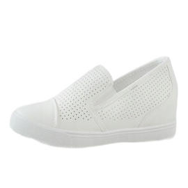 Zapatillas blancas caladas en la cuña DD441-2 blanco 2