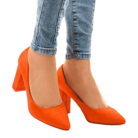 Zapatos de salón naranjas en un poste de gamuza ecológica WD67P 1