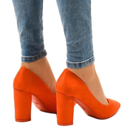 Zapatos de salón naranjas en un poste de gamuza ecológica WD67P 3
