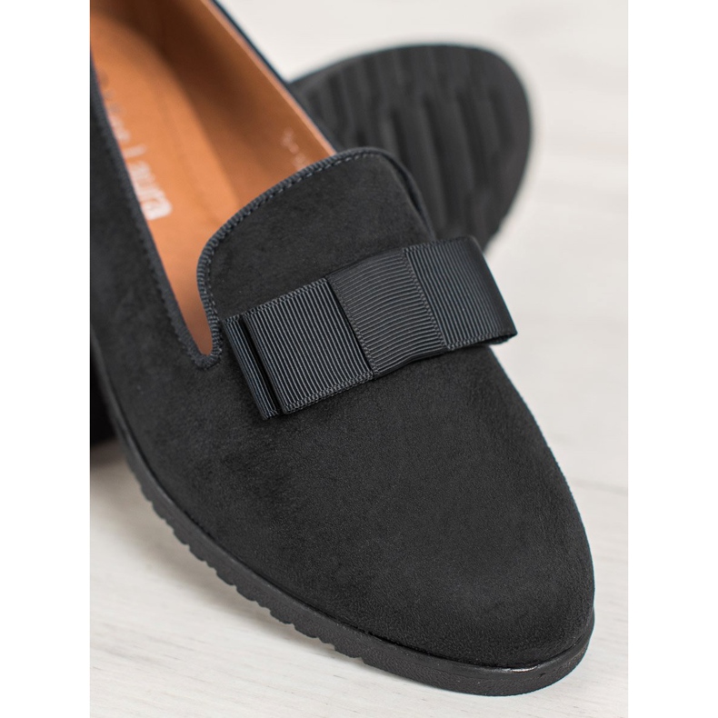 Miss Laura Señores con un arco negro 1