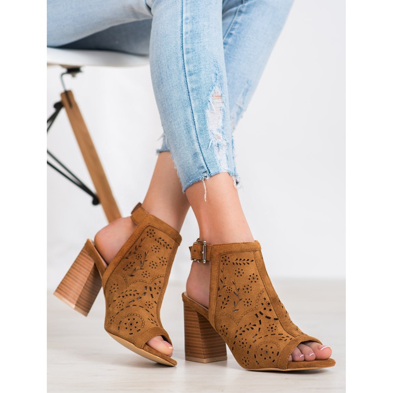 Mannika Sandalias empotradas caladas marrón 1 Mannika Sandalias empotradas caladas marrón 1