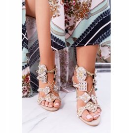 Sandalias Lu Boo En Un Tacón Alto Jets Tachuelas Rockers Beige 2