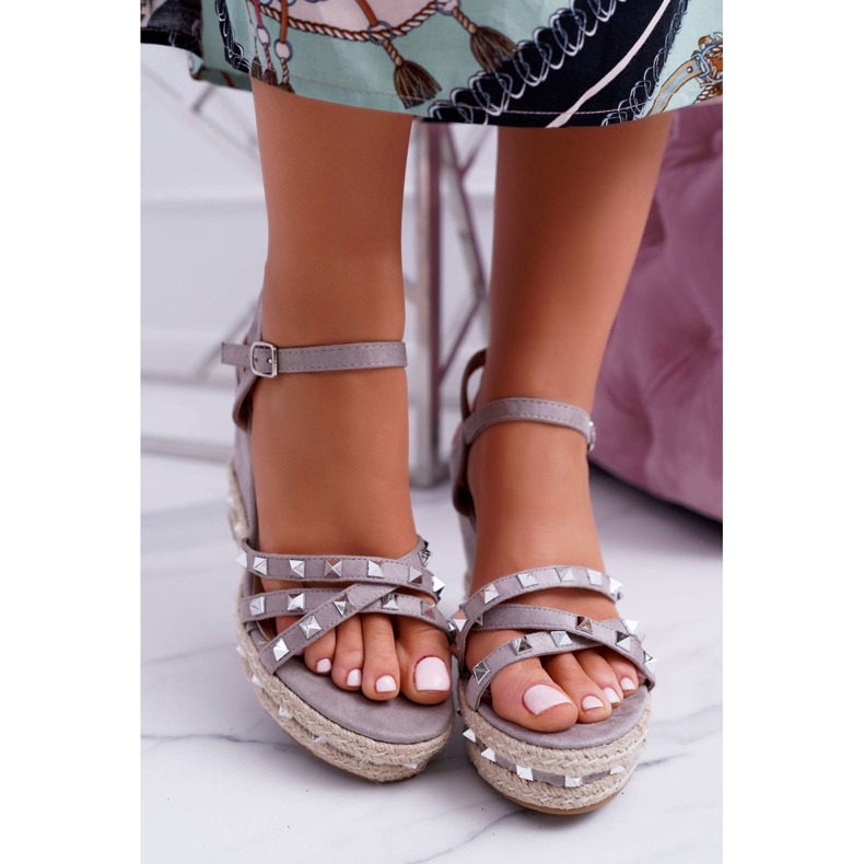 SEA Sandalias grises para mujer con tachuelas de cuña Amare 2