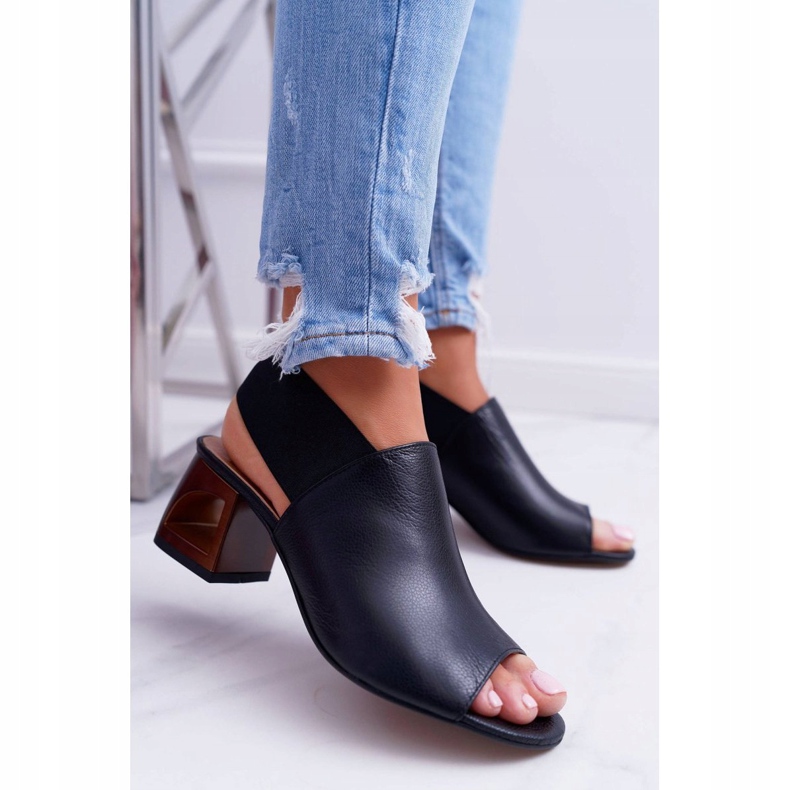 Sandalias En Una Barra Laura Messi 1919 Cuero Negro Grehno 1