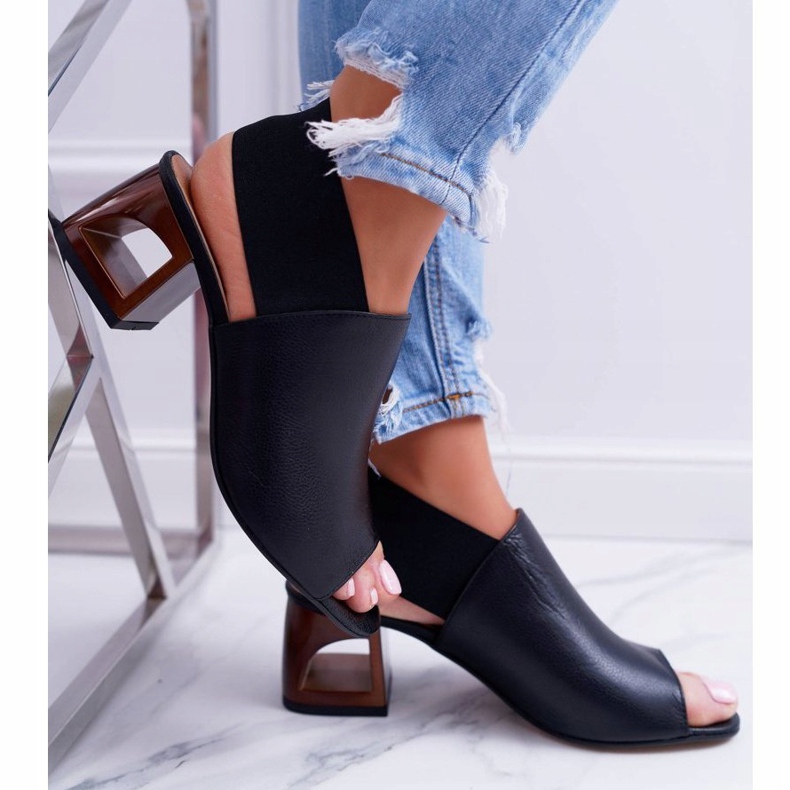 Sandalias En Una Barra Laura Messi 1919 Cuero Negro Grehno 2