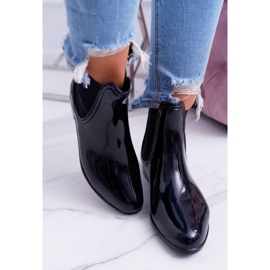 Chanclos de mujer lacados negros sin cordones 4