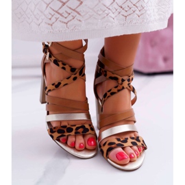 FE1 Sandalias de mujer elegantes en un tacón alto con cinturones Villey marrón 2