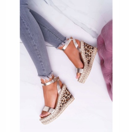 Sandalias de mujer Lu Boo en una cuña de lino Golden Shiran dorado 1 Sandalias de mujer Lu Boo en una cuña de lino Golden Shiran dorado 1