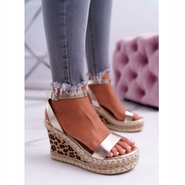 Sandalias de mujer Lu Boo en una cuña de lino Golden Shiran dorado 5