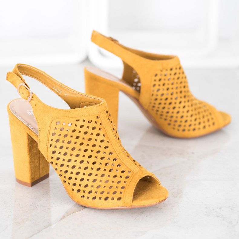 Weide Sandalias caladas en una barra amarillo 1