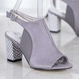 Goodin Sandalias planas con tacón a cuadros gris 2