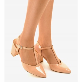 Bombas beige en el pilar D85-17 2 Bombas beige en el pilar D85-17 2