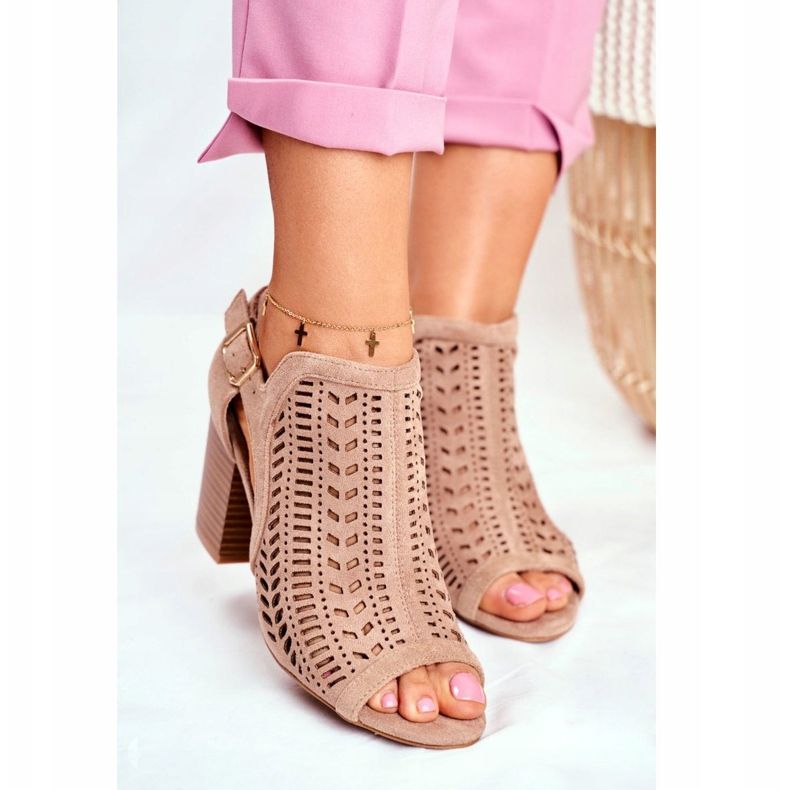 Bellucci Botas de mujer con un recorte Spring Beyond Us beige 2