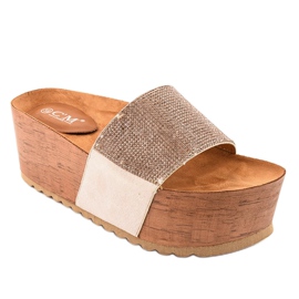 Zapatillas beige en la plataforma 77-99 1