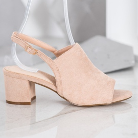 Small Swan Zapatos beige en una barra 4
