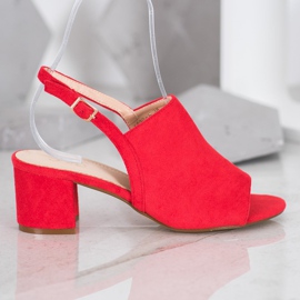 Small Swan Zapatos rojos en un poste 2