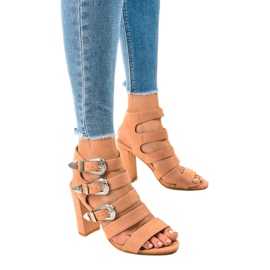 Sandalias rosas en un poste con hebillas 8022 1