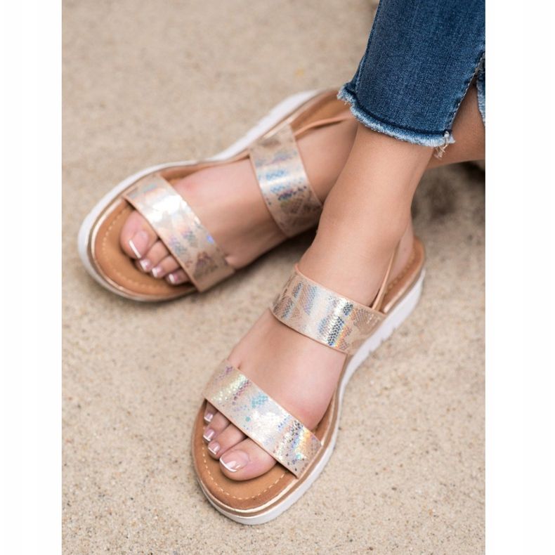 Small Swan Sandalias cómodas con efecto holográfico multicolor dorado 1 Small Swan Sandalias cómodas con efecto holográfico multicolor dorado 1