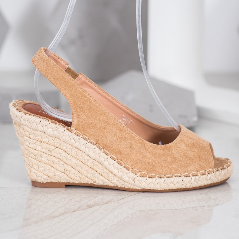 Small Swan Sandalias marrones en una cuña alta marrón 1