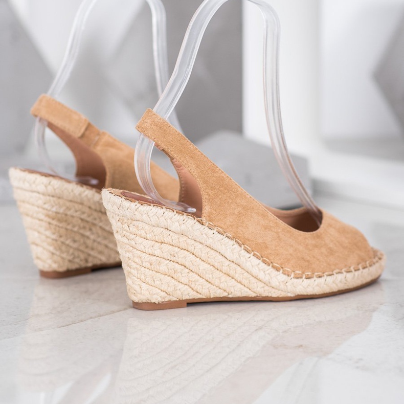 Small Swan Sandalias marrones en una cuña alta marrón 2