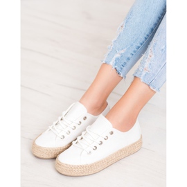 Kylie Zapatillas en una plataforma de paja blanco 1
