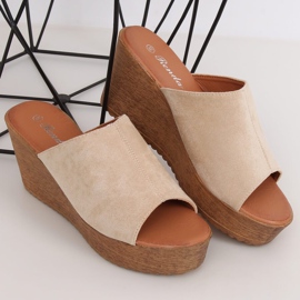 Zapatillas beige 10-236 Tacones cuña beige 1
