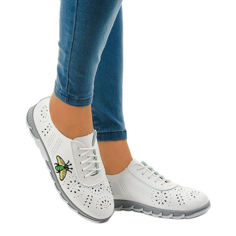 Zapatillas blancas caladas con la inscripción JH81171-1 blanco 1 Zapatillas blancas caladas con la inscripción JH81171-1 blanco 1